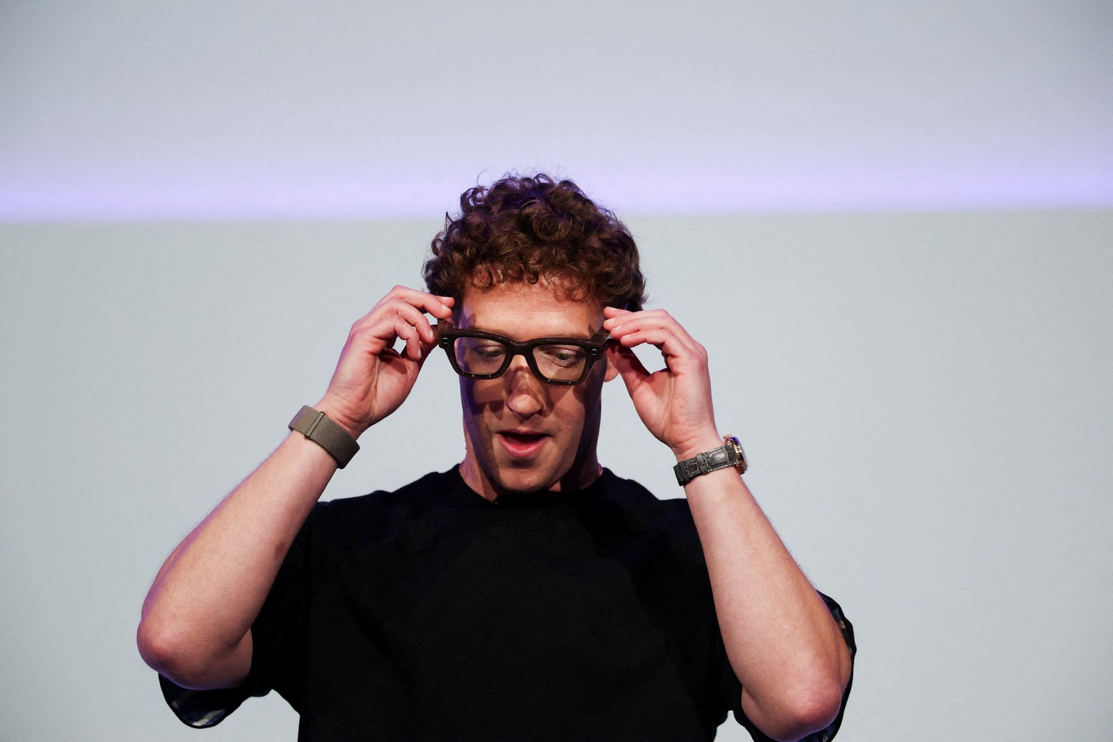 Meta propustila 700 lidí napříč Reality Labs, recruitingem a prodejem. AI spolkne úspory i víc