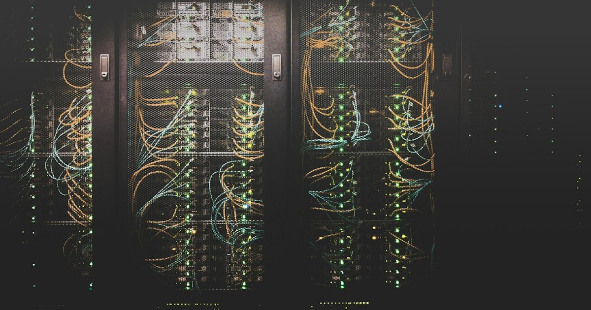 Anthropic kupuje výpočetní kapacitu od Akamai za 11,6 miliardy. Oracle mezitím brzdí datacentrum Stargate
