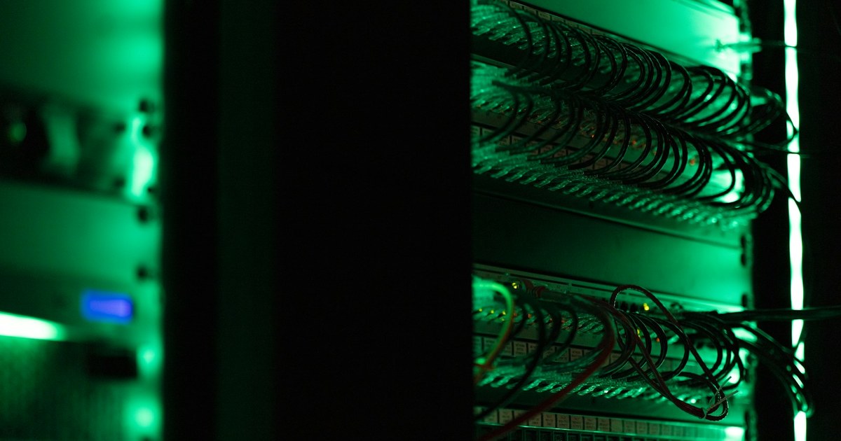 ČNB zdvojnásobila vlastní AI server. Guvernér Michl osobně přidal další čtyři karty Nvidia H200