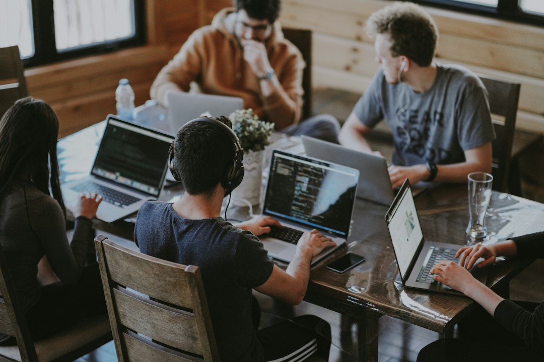 Google představil Gemini agenta pro práci. Má vlastní paměť, podřízené agenty i firemní e-mail